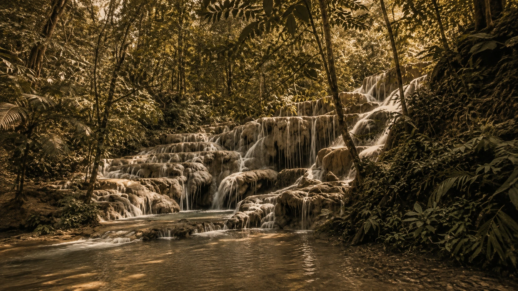 LAKAMHA` — Die wasserreiche Landschaft von Lakamha`—Palenque, dargestellt durch Wald und Kaskaden, die die Region prägen.