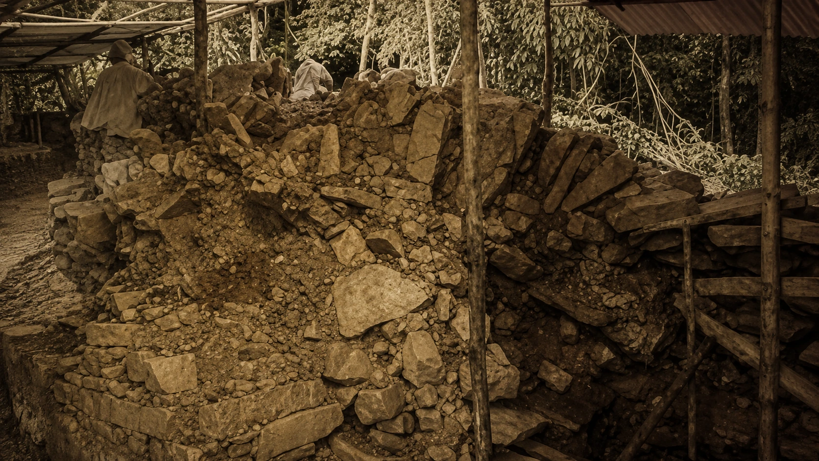 Aufstieg und Niedergang des Maya-Zentrums — Archäologische Befunde und Grabungsspuren zur Entwicklung, Veränderung und zum Niedergang des Maya-Zentrums.